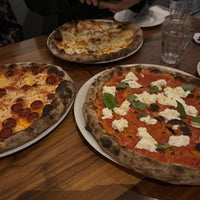 Снимок сделан в Razza Pizza Artiginale пользователем Catherine C. 4/29/2024