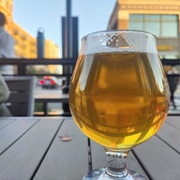 10/21/2022 tarihinde Chuck H.ziyaretçi tarafından Downtown Crown Wine and Beer'de çekilen fotoğraf