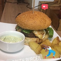 Photo prise au South Burger par Bruna B. le3/27/2018