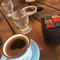 Foto diambil di GökçeMadaM Sanatevi &amp;amp;Cafe oleh Sıla Y. pada 9/10/2019