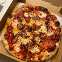Foto tomada en Pitfire Pizza  por Elizabeth el 3/6/2020