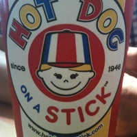9/30/2012 tarihinde Kaitlynziyaretçi tarafından Hot Dog on a Stick'de çekilen fotoğraf