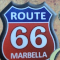 Das Foto wurde bei Route 66 Marbella von Waleed A. am 8/16/2014 aufgenommen