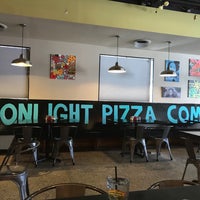 รูปภาพถ่ายที่ Moonlight Pizza Company โดย Victoria G. เมื่อ 4/20/2018