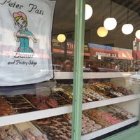 5/16/2013 tarihinde Kristin M.ziyaretçi tarafından Peter Pan Donut &amp;amp; Pastry Shop'de çekilen fotoğraf