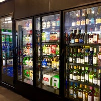 Foto scattata a Michigan Liquors da Michigan Liquors il 12/22/2017