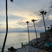 Foto diambil di Surf &amp;amp; Sand Resort oleh Faisal pada 6/7/2023