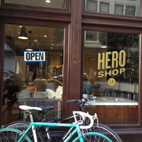 Foto tirada no(a) Hero Shop por Adriana T. em 11/1/2014