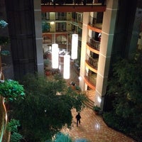 รูปภาพถ่ายที่ DoubleTree Suites by Hilton Hotel Omaha โดย Eduardo R. เมื่อ 1/9/2014
