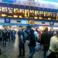 Photo taken at London Euston Railway Station (EUS) by Fatma Ş. on 4/7/2017
