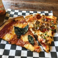 2/17/2020 tarihinde Jess R.ziyaretçi tarafından Wiseguy NY Pizza'de çekilen fotoğraf