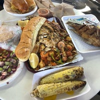 รูปภาพถ่ายที่ Crusty Crab Fish Market and Restaurant โดย Alex L. เมื่อ 3/26/2018