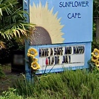 Снимок сделан в Sunflower Cafe (CLOSED) пользователем LaHonda W. 5/15/2020