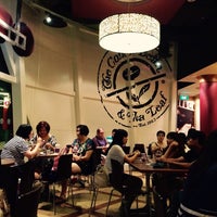 Photo taken at The Coffee Bean &amp;amp; Tea Leaf by Christian on 7/31/2015