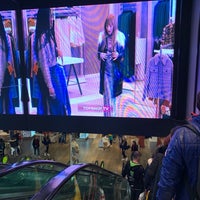 Photo taken at Topshop by Hyunkee S. on 2/17/2019