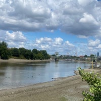 Photo taken at Thames Path by Hyunkee S. on 7/3/2022