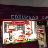 Foto scattata a Edelweiss Chocolates da Glitterati Tours il 6/14/2017