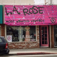 Снимок сделан в L.A. Rose Vintage Fashion пользователем Glitterati Tours 5/5/2016