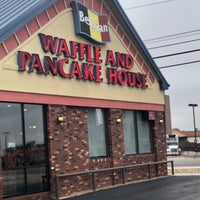 Foto tirada no(a) Belgian Waffle And Pancake House por Regina H. em 11/19/2018