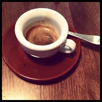 10/1/2012 tarihinde Paris B.ziyaretçi tarafından Artizan Coffee'de çekilen fotoğraf