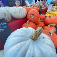 Photo taken at Inner Sunset Farmers Market by Leonardo Tiberius ⛵ on 12/15/2019