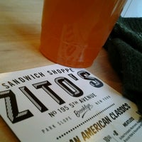 รูปภาพถ่ายที่ Zito&amp;#39;s Sandwich Shoppe โดย Juan L. เมื่อ 12/21/2012