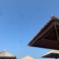 Foto diambil di Coral Beach Resort oleh hamadG 🔱 pada 11/28/2021