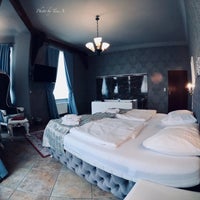 Foto diambil di Hotel Urania oleh Tine X. pada 8/22/2022