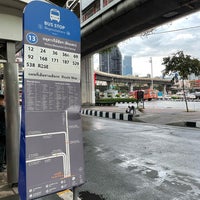 Photo taken at BMTA Bus Stop เกาะดินแดง (Ko Din Daeng) by bhfdwckkpu on 12/6/2022