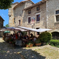 Foto diambil di Hostellerie Du Vieux Perouges oleh Mathieu N. pada 7/19/2021