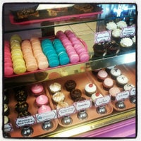 10/31/2012 tarihinde Veronica C.ziyaretçi tarafından CC&amp;#39;s Sweets &amp;amp; Tweets'de çekilen fotoğraf