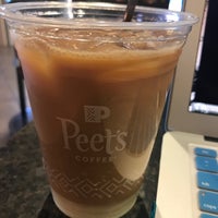 รูปภาพถ่ายที่ Peet&amp;#39;s Coffee &amp;amp; Tea โดย Yvette W. เมื่อ 3/8/2018