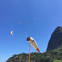 รูปภาพถ่ายที่ Voo Livre Parapente e Asa Delta em São Conrado โดย Alexey A. เมื่อ 10/5/2019