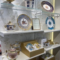 Photo taken at Buckingham Palace Shop by SMS on 10/3/2022