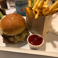 Photo taken at Burger Lounge Santa Monica by Wd | ود on 1/1/2020