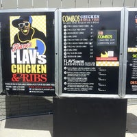 รูปภาพถ่ายที่ Flavor Flav&amp;#39;s Chicken &amp;amp; Ribs โดย Latisha เมื่อ 5/3/2013