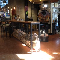 1/28/2014 tarihinde Kim C.ziyaretçi tarafından Cedarburg Roastery Coffee'de çekilen fotoğraf
