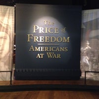 รูปภาพถ่ายที่ Price of Freedom - Americans at War Exhibit โดย Marisol M. เมื่อ 7/2/2016