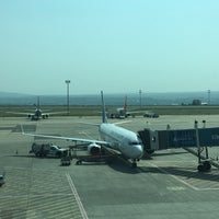 Photo taken at Gate 102 by Дашка К. on 7/31/2018