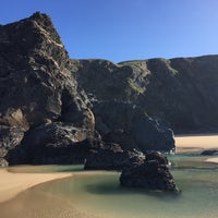 Photo taken at Bedruthan Steps Beach by Anna W. on 10/3/2017