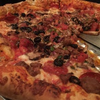 2/15/2015 tarihinde Douglas K.ziyaretçi tarafından Brozinni Pizzeria'de çekilen fotoğraf
