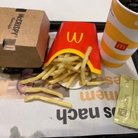 Photo taken at McDonald&amp;#39;s by 快特 ワ. on 9/20/2022