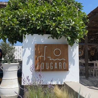 Foto tomada en Fougaro Beach Bar Restaurant Santorini  por Yara .. el 7/10/2022