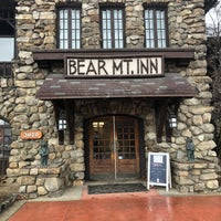 รูปภาพถ่ายที่ Bear Mountain Inn โดย Nate F. เมื่อ 4/1/2021