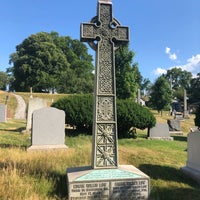 Foto tomada en Green-Wood Cemetery  por Nate F. el 6/29/2020