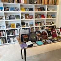 Foto tirada no(a) Arcana: Books on the Arts por Nate F. em 6/15/2022