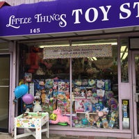 Foto tirada no(a) Little Things Toy Store por Nate F. em 4/1/2017
