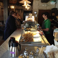 2/4/2013 tarihinde Nate F.ziyaretçi tarafından Cammareri Bakery &amp;amp; Cafe'de çekilen fotoğraf