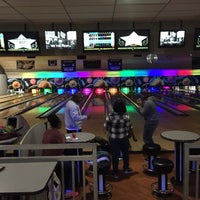 Foto scattata a Woodmere Lanes da Nate F. il 5/14/2017