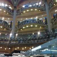 Photo taken at Galeries Lafayette Haussmann by Gul B. on 5/7/2013